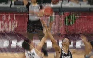 Wembanyama_y_Holmgren_en_el_salto_inicial_de_la_final_del_mundial_sub_19