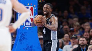 De'Aaron Fox fue el mejor de los Spurs en la cita navideña ante OKC.