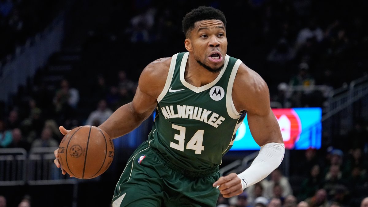 Giannis Antetokounmpo durante un encuentro con Milwaukee.