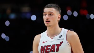 Nikola Jovic durante un partido de los Miami Heat.