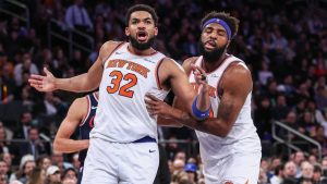 Mitchell Robinson y Karl-Anthony Towns forman pareja en el interior de los New York Knicks.