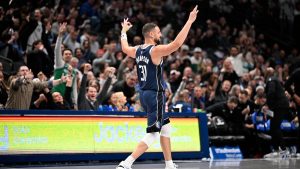 Klay Thompson celebra un triple con los Dallas Mavericks.