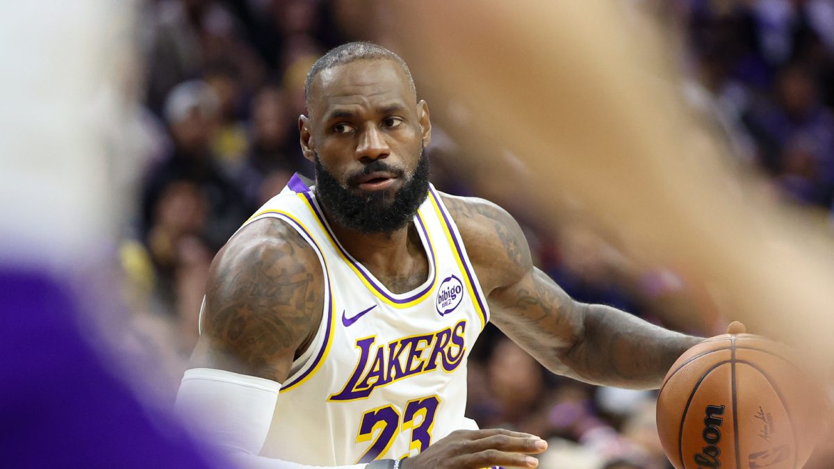 LeBron James maneja el balón.