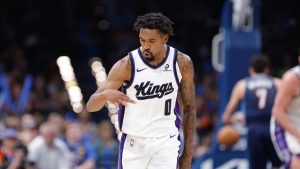 Malik Monk celebra un triple.