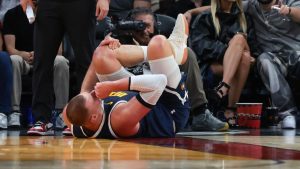 Nikola Jokic sufre una 'simple' hiperextensión de rodilla.