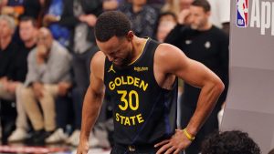 Stephen Curry después de sufrir su última lesión en la NBA.