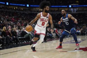 Coby_White_encara_a_Mike_Conley