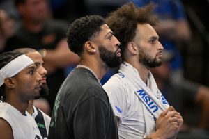 Livey_y_Davis_en_el_banquillo_de_dallas