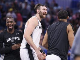 Luke_Kornet_sonriente_celebrando_su_tapón_ganador