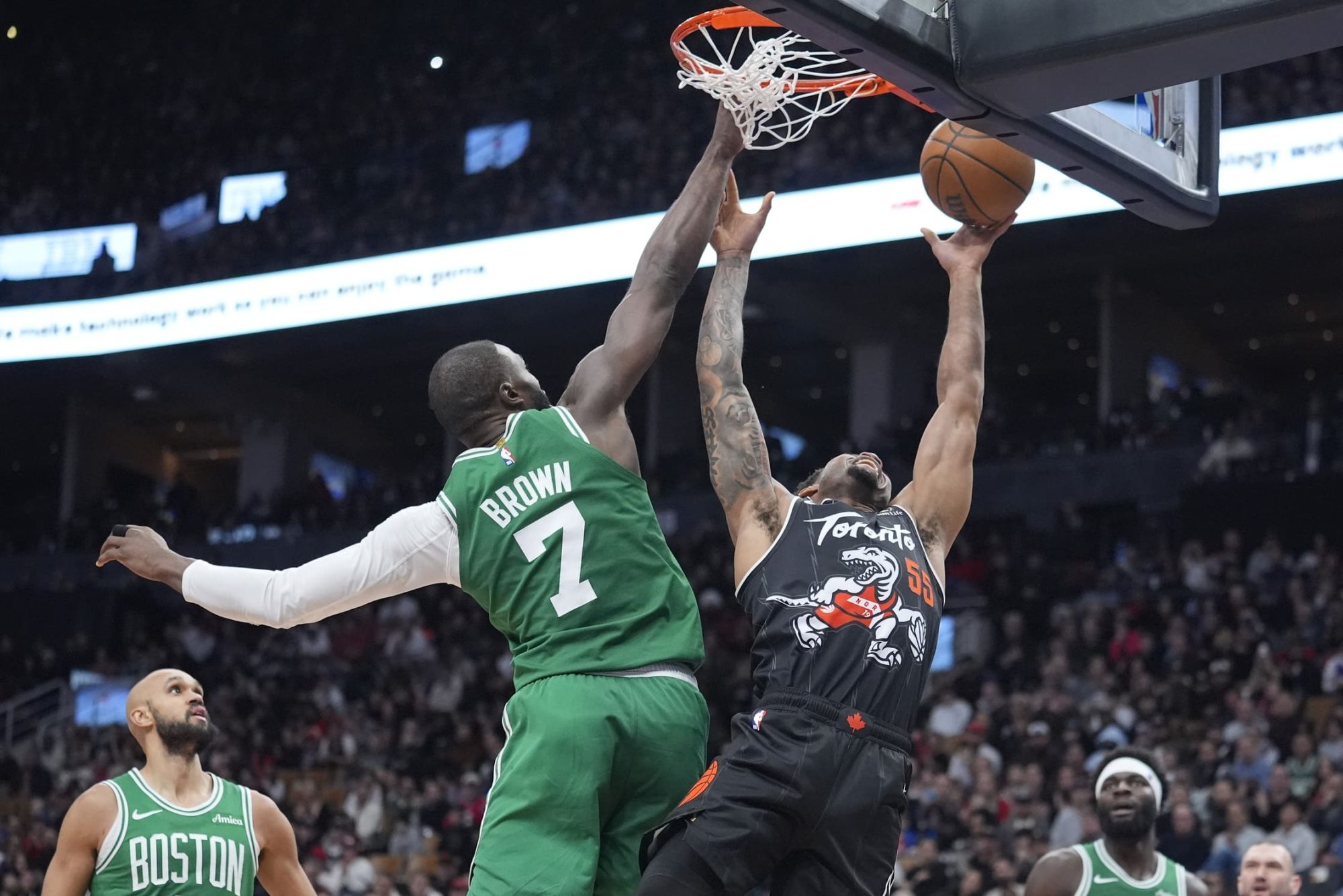 Jaylen_Brown_realiza_un_tapon_contra_los_raptors