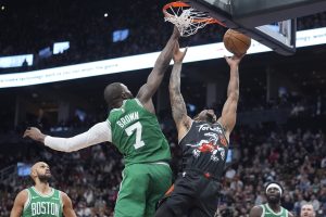 Jaylen_Brown_realiza_un_tapon_contra_los_raptors