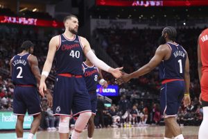 Ivica_Zubac-chocando_las_manos_con_harden