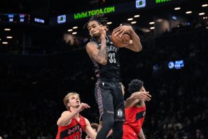 Nic_claxton_capturando_un_rebote_para_los_nets_ante_toronto