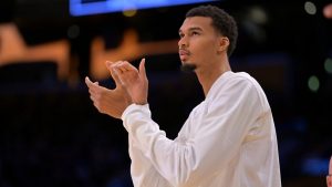 Victor Wembanyama aplaude desde el banquillo.