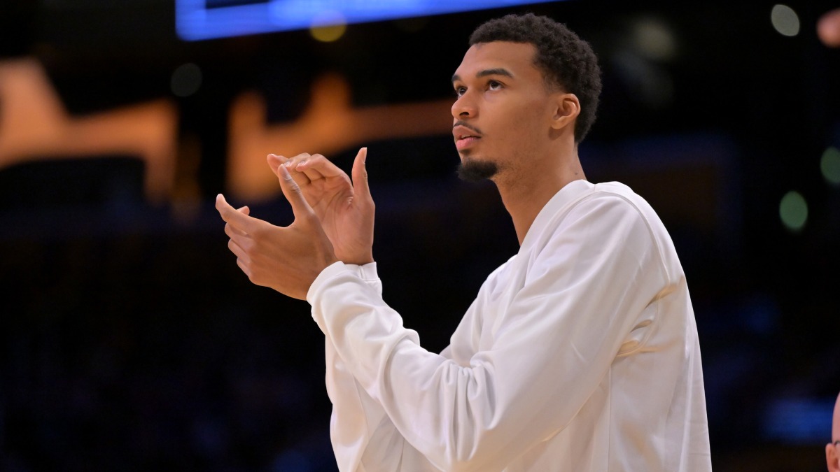 Victor Wembanyama aplaude desde el banquillo.