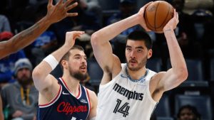 Zach Edey durante un partido con Memphis.