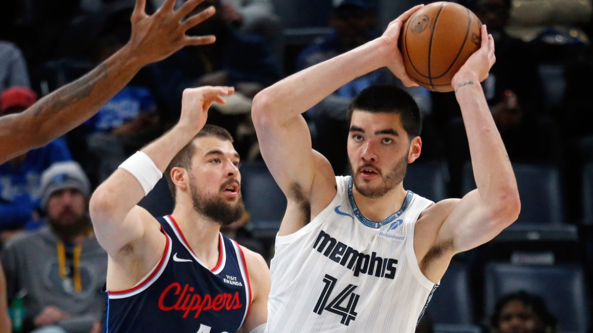 Zach Edey durante un partido con Memphis.