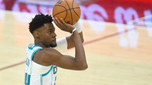 Brandon Miller lanza a canasta