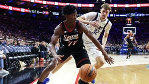 VG Edgecombe inicia una acción ante la atenta mirada de Cooper Flagg.