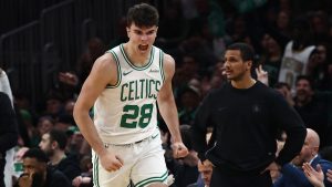 Hugo González celebra una acción en el partido ante Miami Heat.