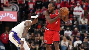 Kawhi Leonard, ante Jarred Vanderbilt en el Clippers - Lakers.