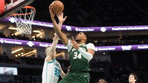 Giannis guía a los Bucks a su segunda victoria consecutiva