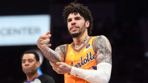 Los Hornets arruinan la noche de Jalen Johnson