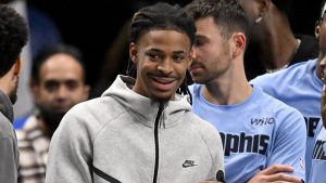 Ja Morant, sonriente en el banquillo de Memphis Grizzlies.