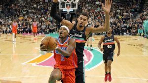 Shai Gilgeous-Alexander intenta anotar ante Victor Wembanyama.