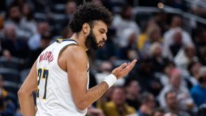 Jamal Murray trata de apagar su mano en llamas en el partido contra los Pacers.