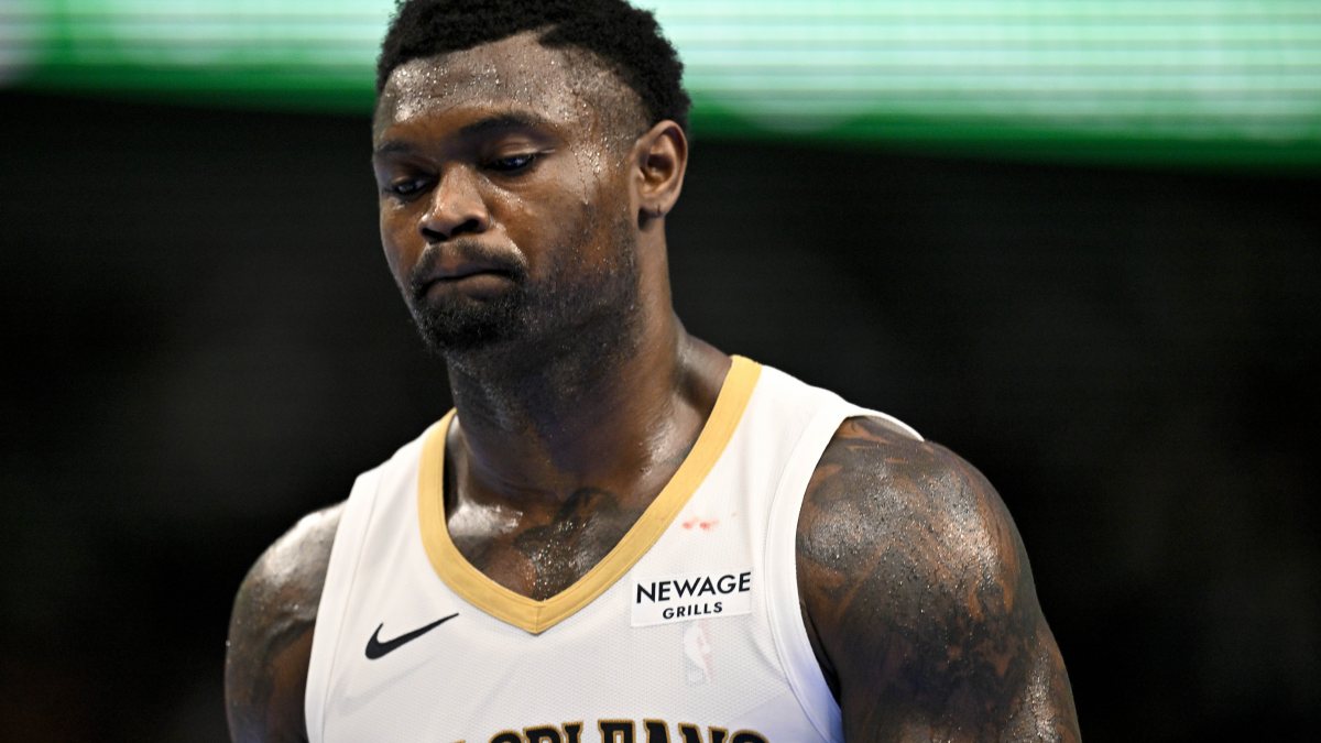 Zion Williamson, cabizbajo durante un partido de New Orleans Pelicans.