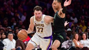 Luka Doncic ataca ante la defensa de New Orleans Pelicans.