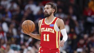 Trae Young, disputando un partido al inicio de la temporada 2025-26.