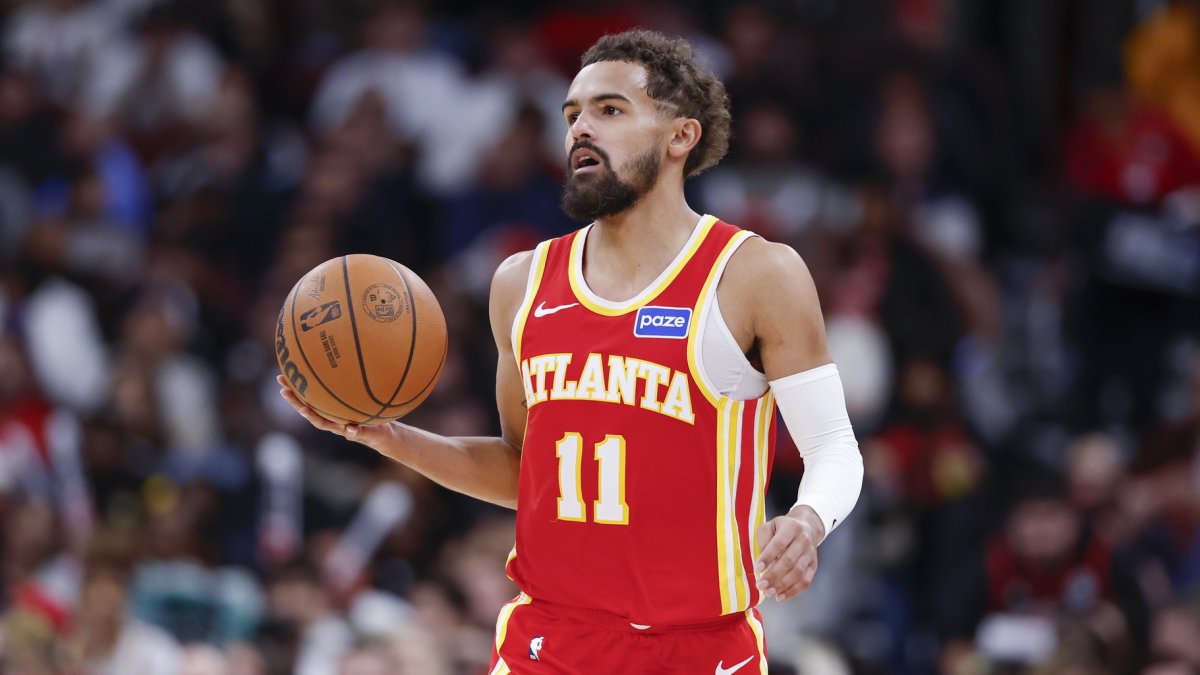 Trae Young, disputando un partido al inicio de la temporada 2025-26.