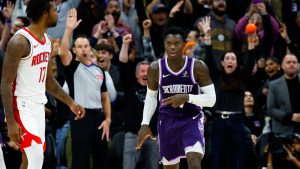 Dennis Schroder celebra la canasta de la victoria ante Houston Rockets.