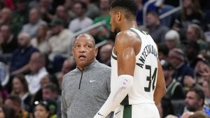 Doc Rivers, charlando con Giannis Antetokounmpo durante un partido de los Bucks.