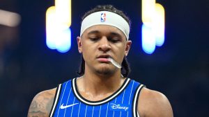 Paolo Banchero, cabizbajo durante el partido contra los Warriors.