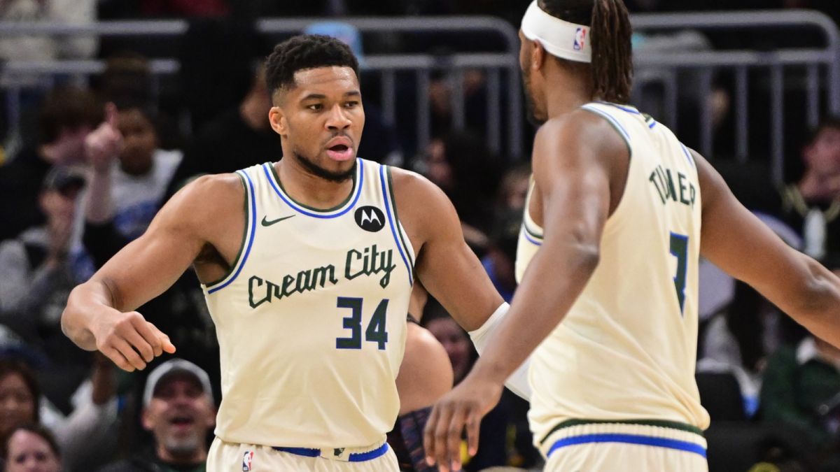 Giannis Antetokounmpo, durante un partido de Milwaukee junto a Myles Turner