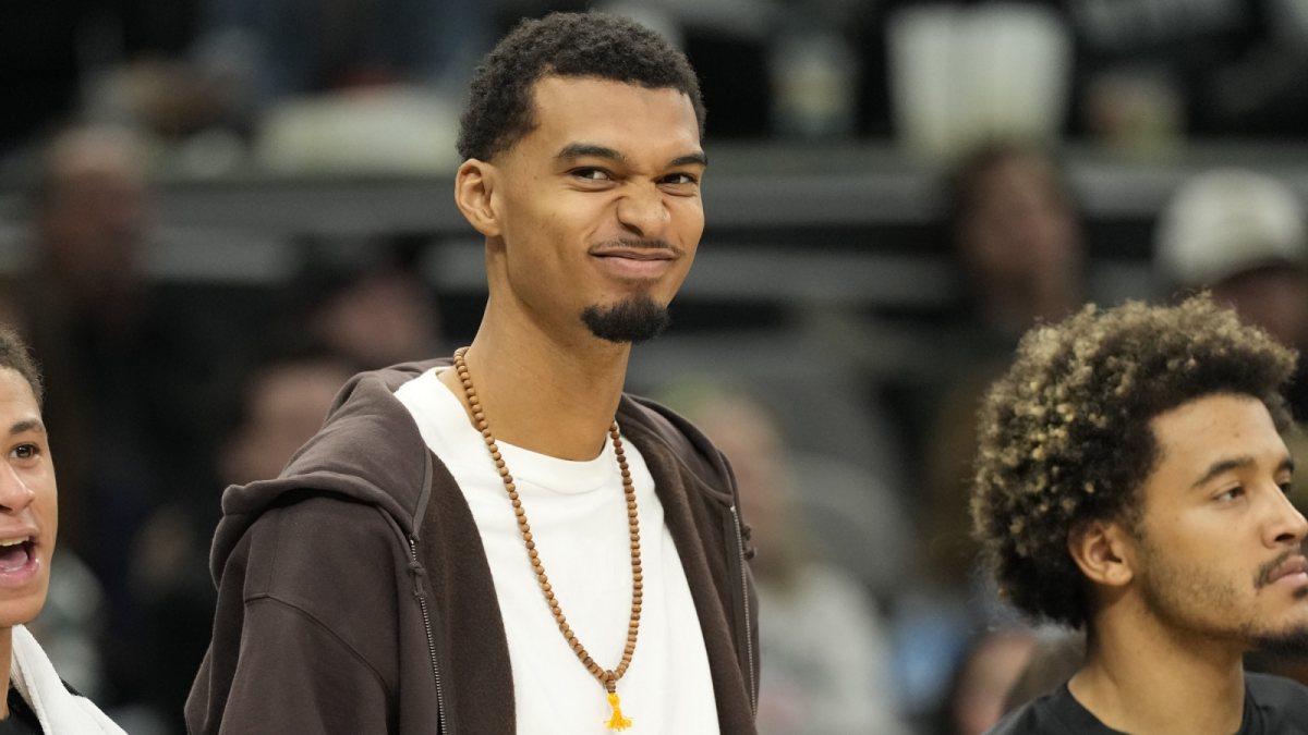Victor Wembanyama, en la banda durante un partido de los Spurs.