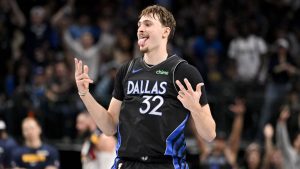 Cooper Flagg, celebrando un acción en el partido ante Denver Nuggets.