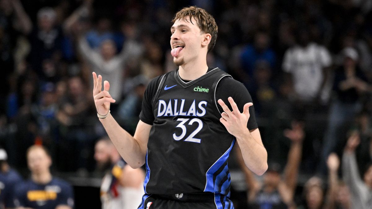 Cooper Flagg, celebrando un acción en el partido ante Denver Nuggets.