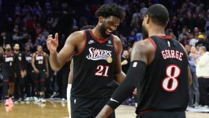 Joel Embiid celebra junto a Paul George la victoria de Philadelphia ante Indiana.