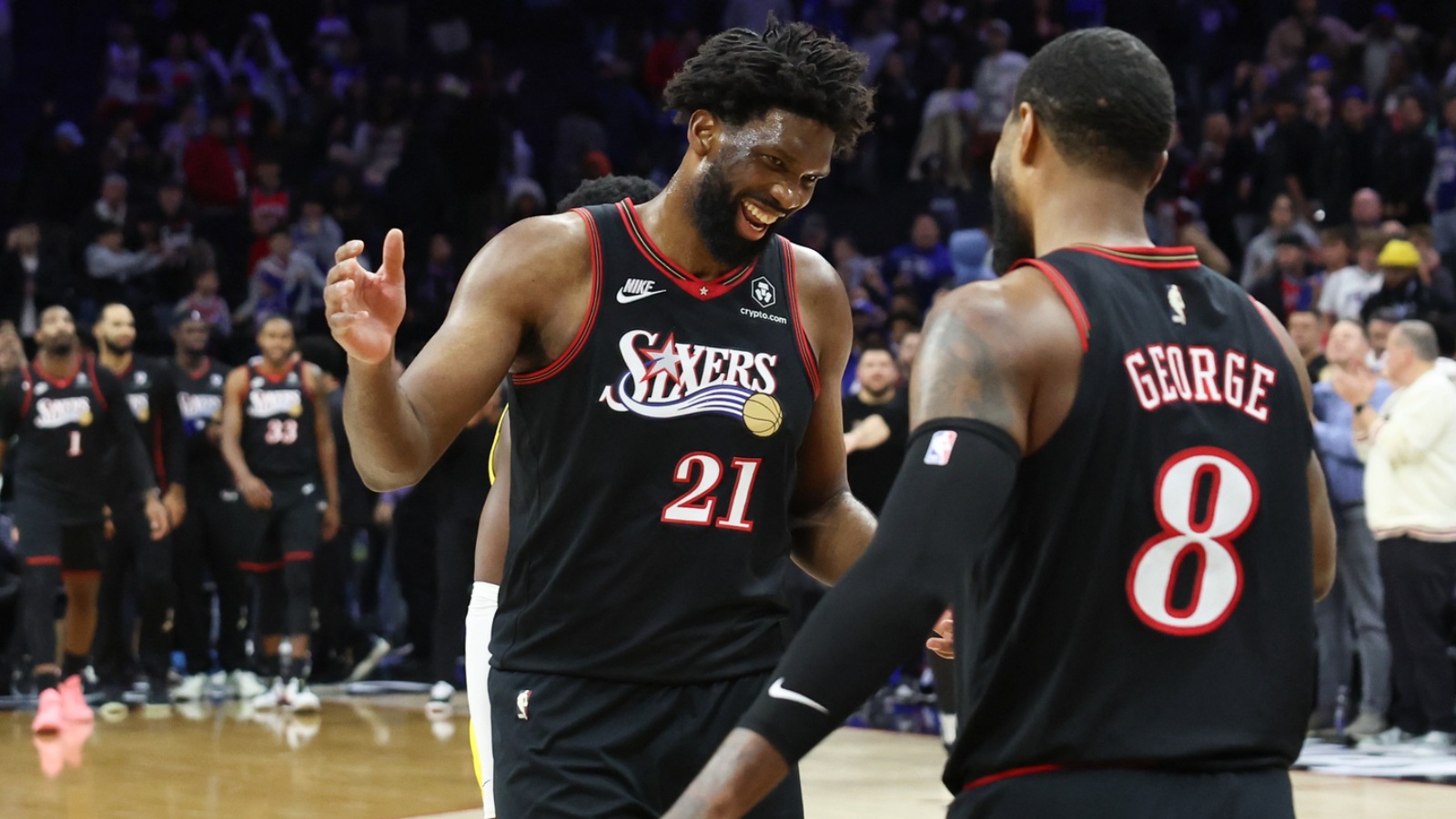 Joel Embiid celebra junto a Paul George la victoria de Philadelphia ante Indiana.