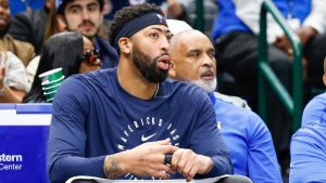 Anthony Davis, en el banquillo durante un partido de Dallas Mavericks.