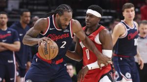 Kawhi Leonard inicia una acción ofensiva ante Houston Rockets.