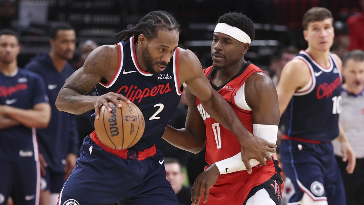 Kawhi Leonard inicia una acción ofensiva ante Houston Rockets.