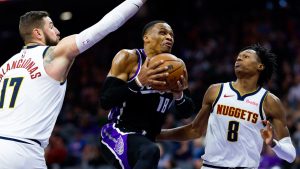 Russell Westbrook intenta una penetración contra los Denver Nuggets.