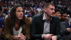 Aaron Gordon y Nikola Jokic ven el partido desde la banda.