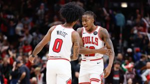 Coby White y Ayo Dosunmu celebran con los Chicago Bulls.