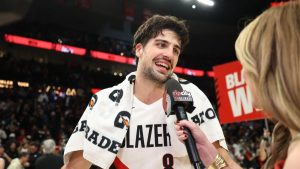 Deni Avdija atendiendo a los medios de los Blazers.